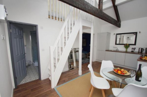 Loft Style Apartment for 4, 1 Broadhurst Court, close to town, station & hospital
